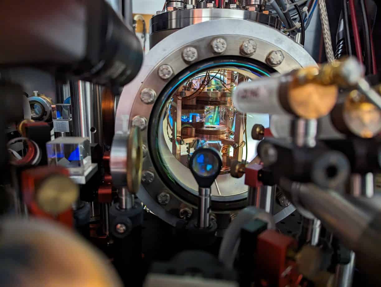 Image: Automatic adjustments: A view into the vacuum chamber containing the Tübingen group's rubidium magneto-optical trap (MOT). The frequency of the MOT lasers is controlled by a reinforcement learning agent. Credit: Malte Reinschmidt