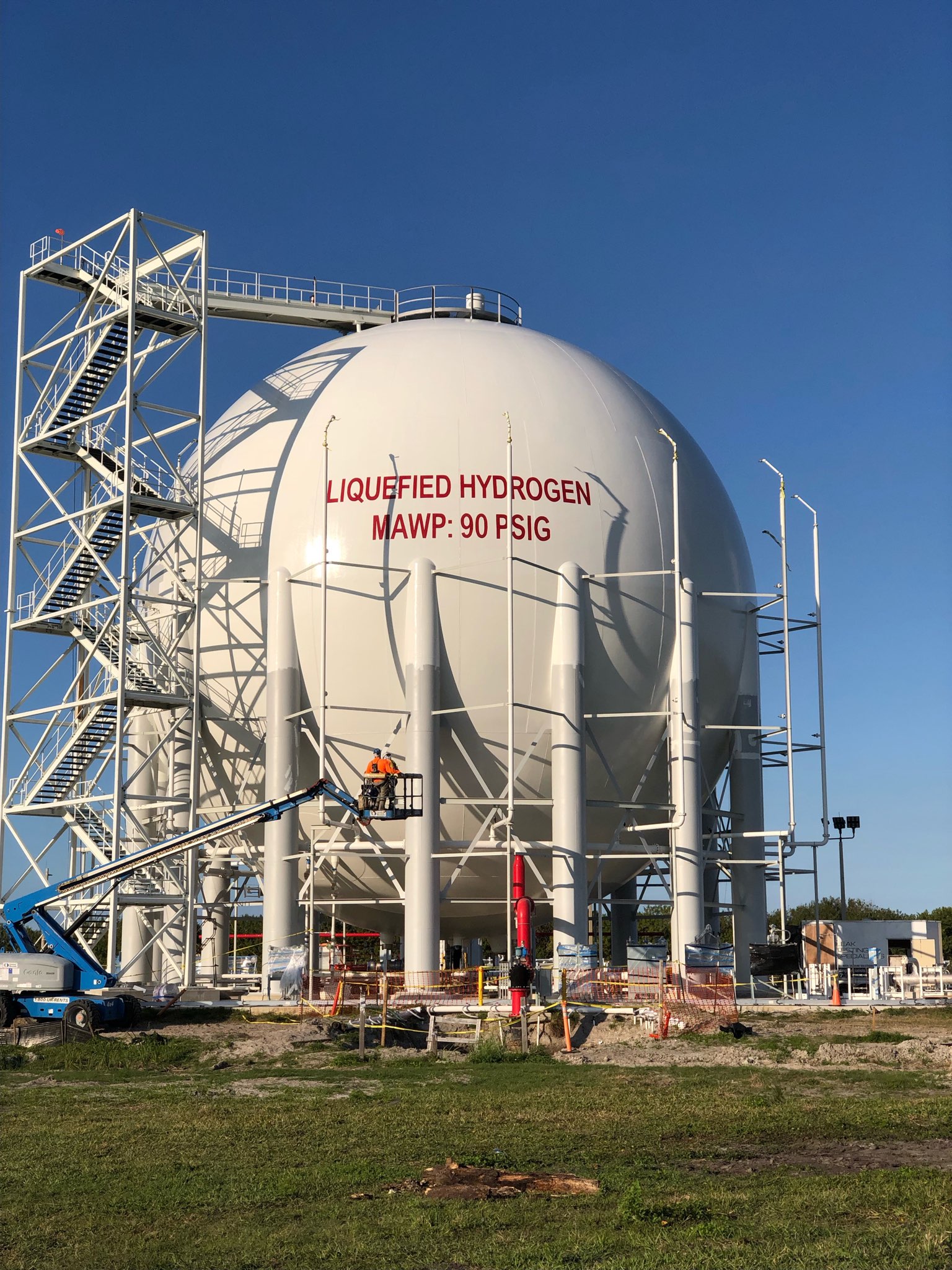 New NASA LH2 storage tank during painting. Credit: CB&I