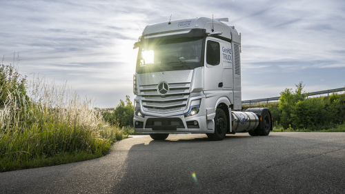 Daimler Truck is now putting another prototype into operation to test the use of liquid hydrogen